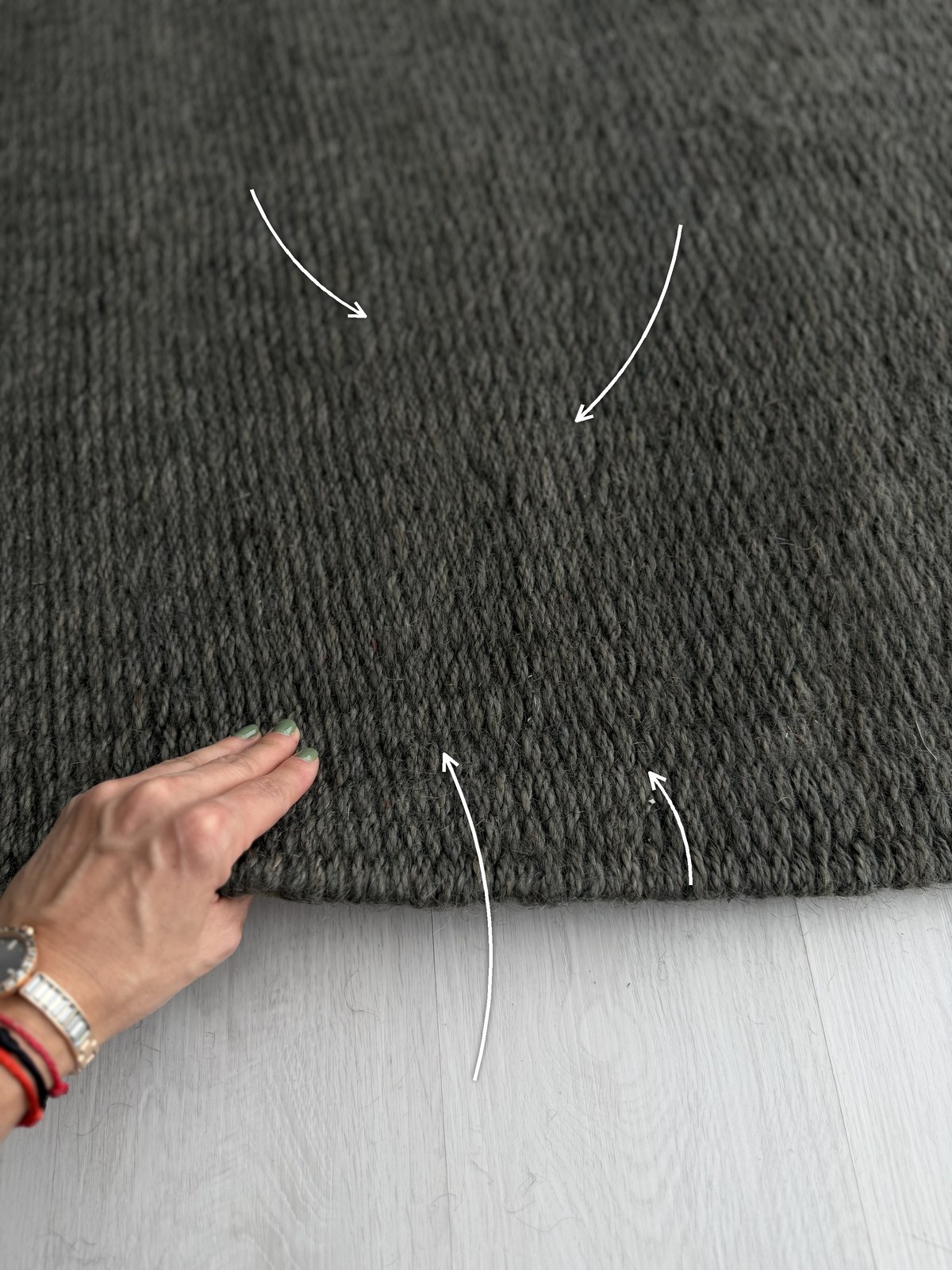 Alfombra Lino de Yute Gris Oscuro de Finia Home, detalle del tejido en telar